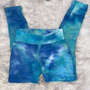 Tie dye textured scrunch butt legging!
